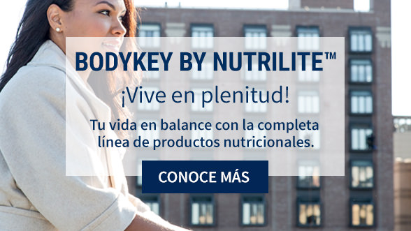 Mujer consumiendo BodyKeyT de Nutrilite, ideal para quienes llevan una vida activa y quieran mantener un bienestar óptimo.